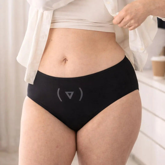 Flove lekkasjesikre truse i svart sett forfra på kvinnelig modell