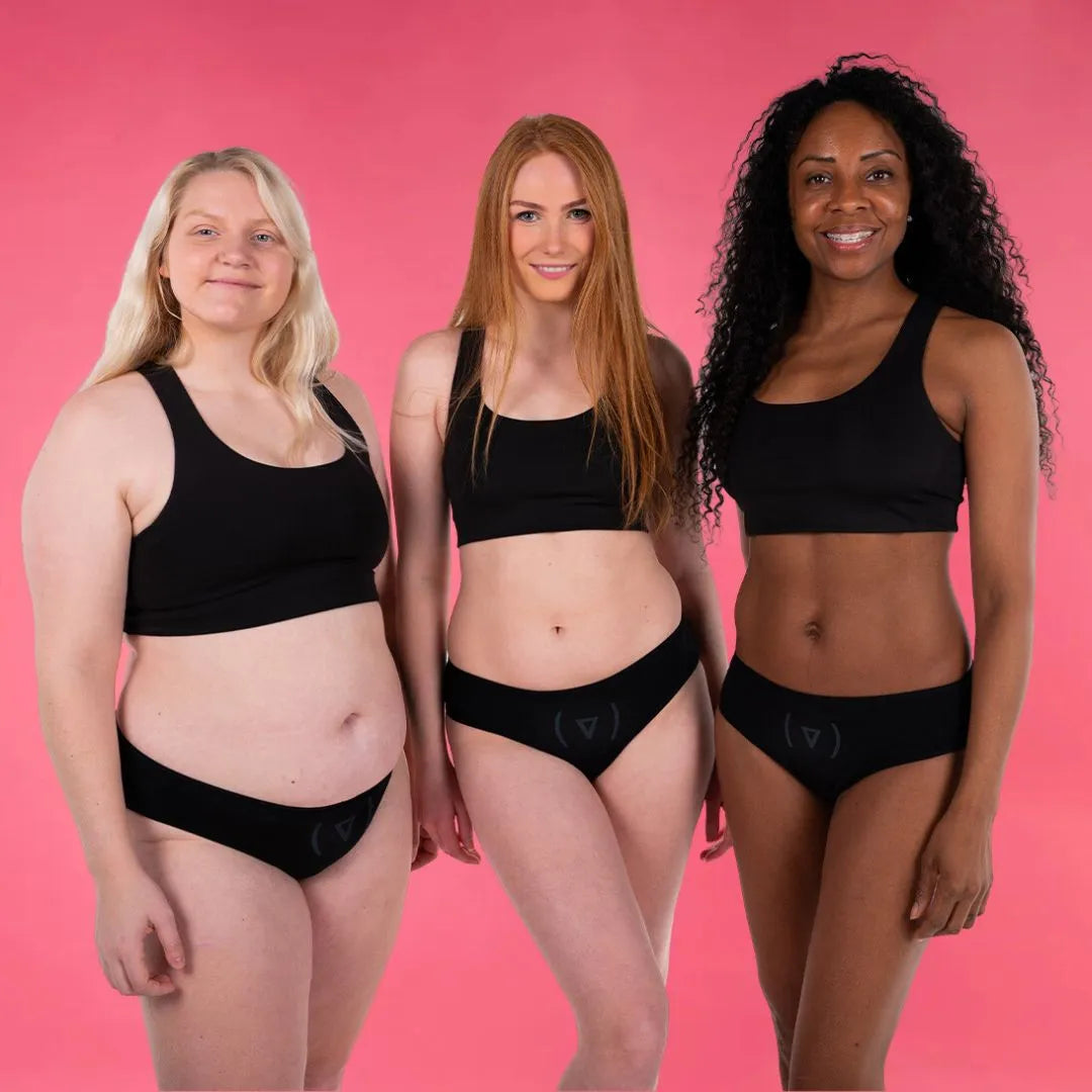 Flove lekkasjesikre truse  svart forfra på tre forskjellige kvinner i fortostudio